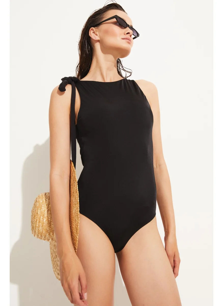 جون Halter Neck Back Detail Swimsuit