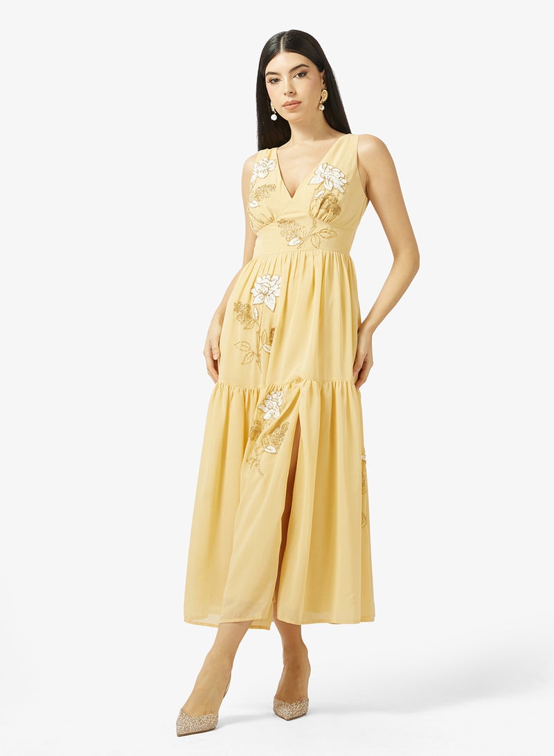 مايا فستان ماكسي بدون أكمام بياقة على شكل حرف  مزين بالخرز - Image 1