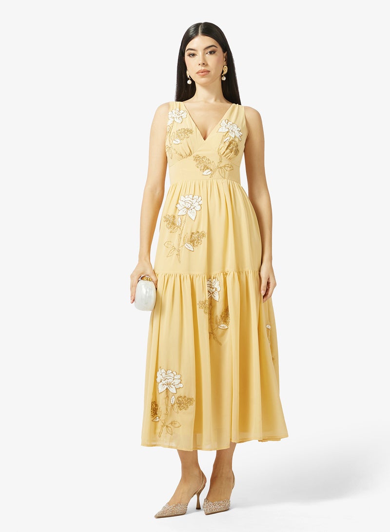 مايا فستان ماكسي بدون أكمام بياقة على شكل حرف  مزين بالخرز - Image 4