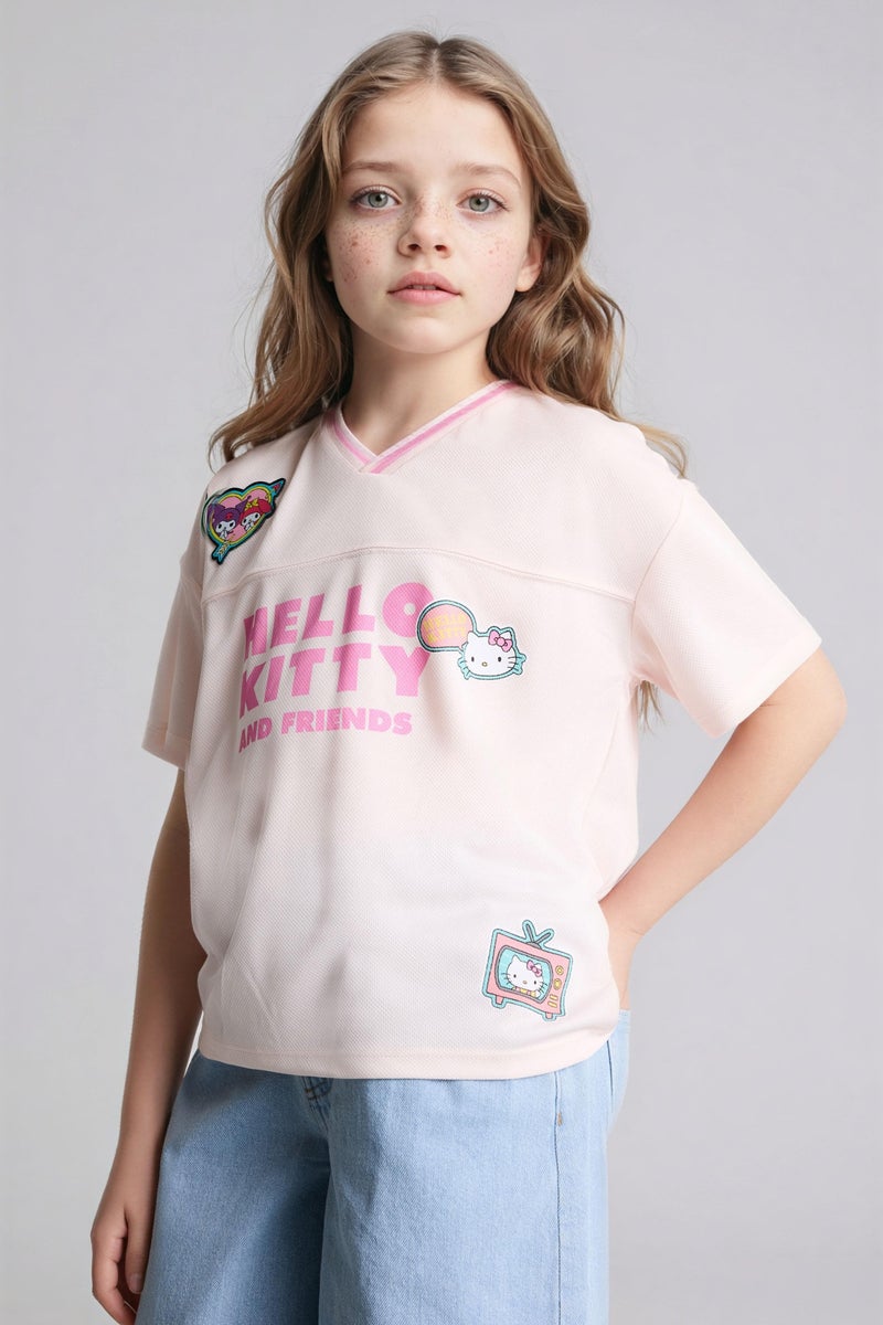ديفاكتو تيشيرت بناتي نص كم اوفر سايز بياقة V من هيلو كيتي - Image 3