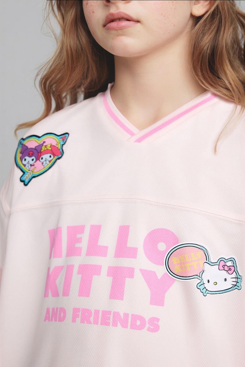 ديفاكتو تيشيرت بناتي نص كم اوفر سايز بياقة V من هيلو كيتي - Image 4