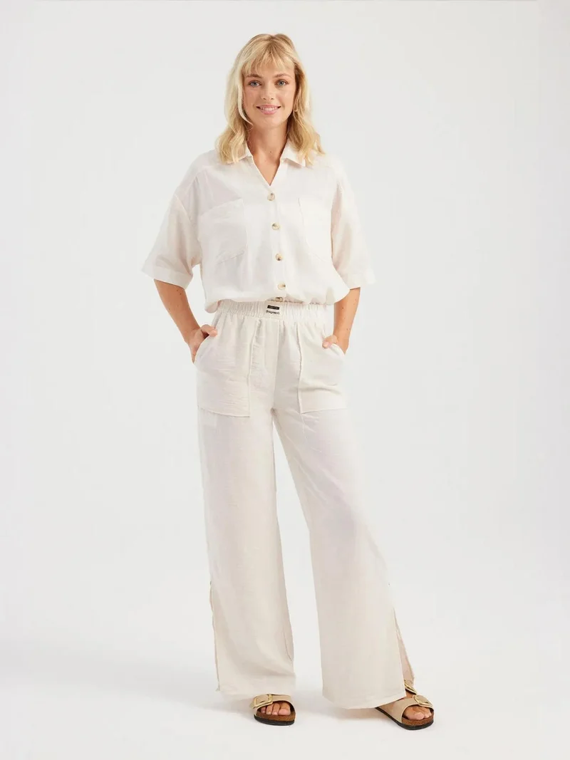 زوبعة قطعتان: قميص قصير الأكمام بجيب وسروال مستقيم بخصر مرتفع ومرن بفتحة جانبية