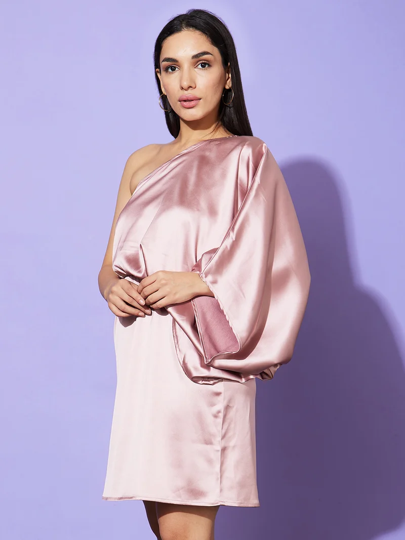 جلو باص فستان نسائي ساتان بكتف واحد بتصميم واسع من الأسفل