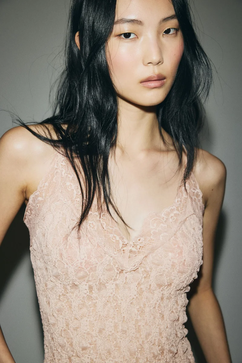 اتش اند ام بلوزة بحمالات كتف رفيعة وحواف دانتيل