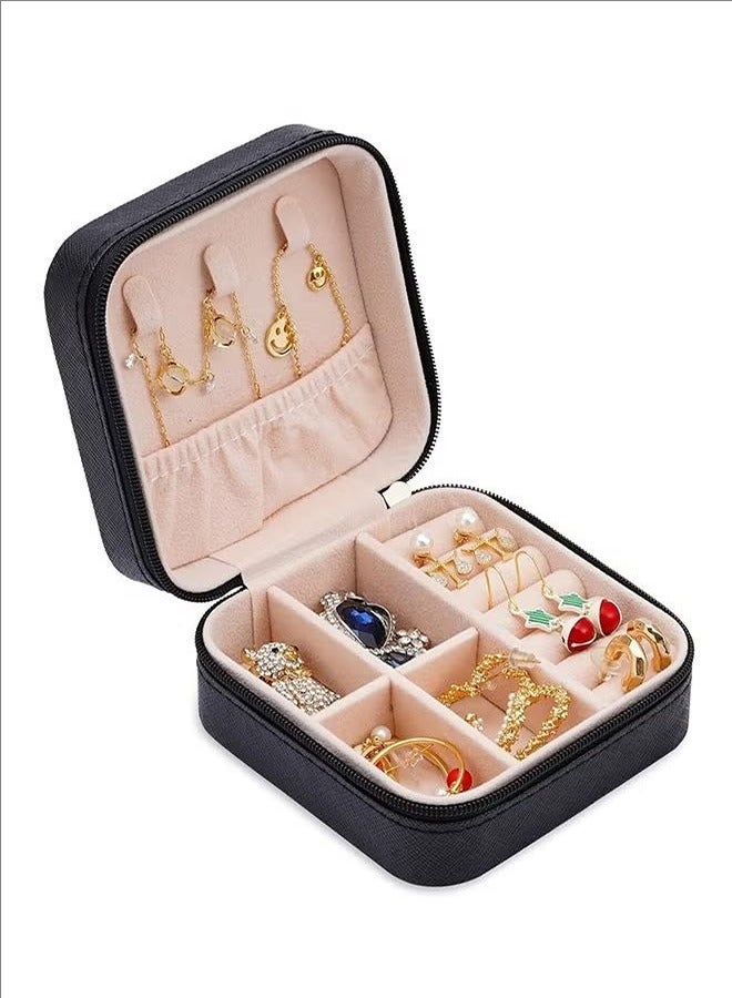 بلومنغ تايم صندوق مجوهرات مربع صغير ، صندوق مجوهرات السفر ، صندوق مجوهرات صغير محمول للسفر ، خاتم منظم مجوهرات صغير ، أقراط ، قلادة ، ساعة ، قلادة ، مساحة منظم أحمر الشفاه ، أسود - Image 4