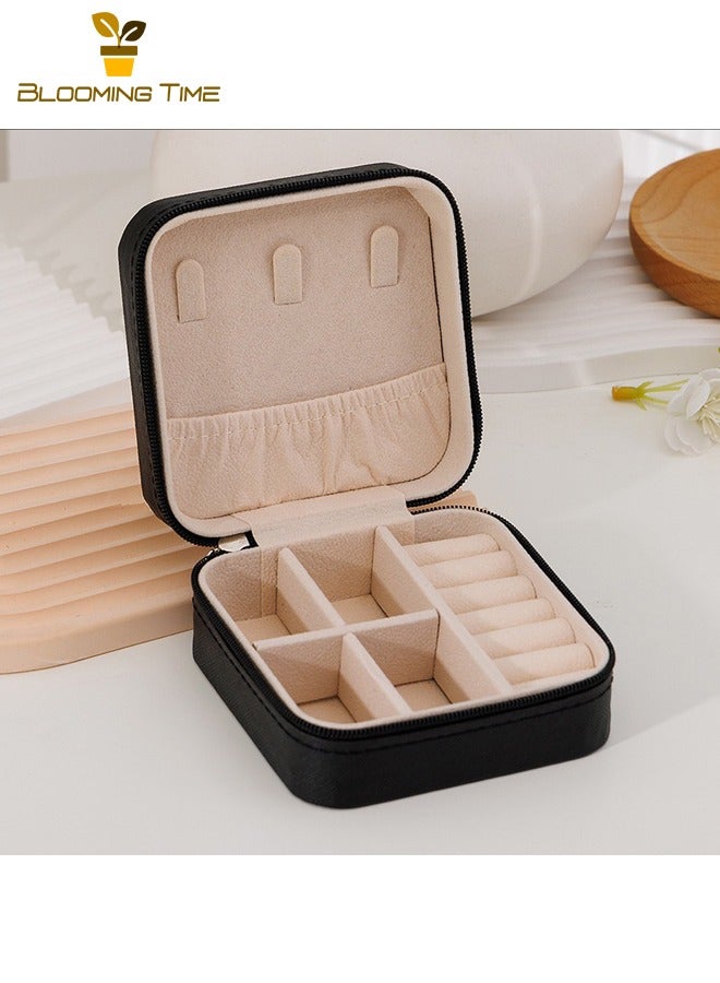 بلومنغ تايم صندوق مجوهرات مربع صغير ، صندوق مجوهرات السفر ، صندوق مجوهرات صغير محمول للسفر ، خاتم منظم مجوهرات صغير ، أقراط ، قلادة ، ساعة ، قلادة ، مساحة منظم أحمر الشفاه ، أسود - Image 1