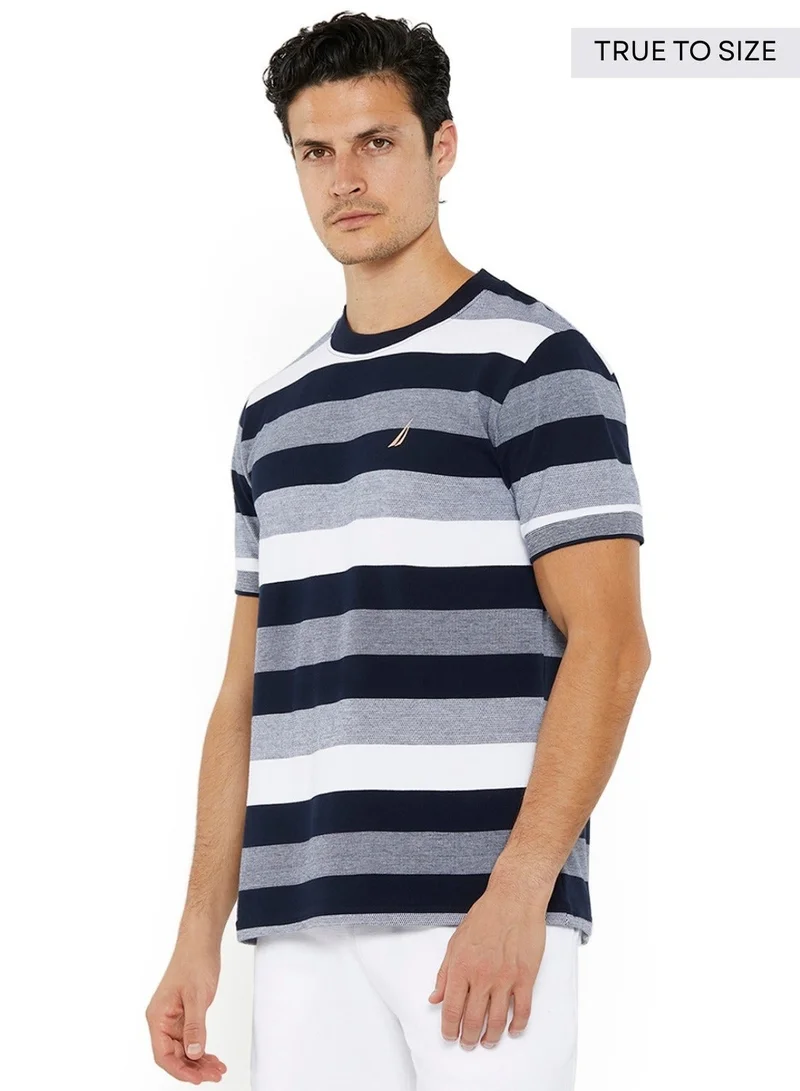 نوتيكا تيشيرت قطن بريميوم بياقة دائرية بقصة عادية وخطوط متباينة