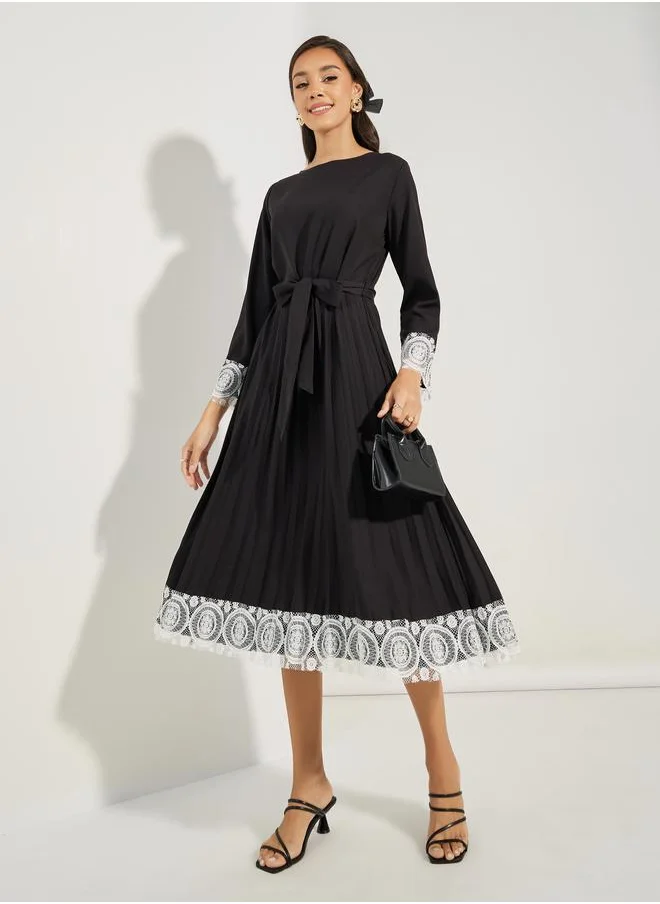 ستايلي Lace Insert Pleated Hem Midi Dress