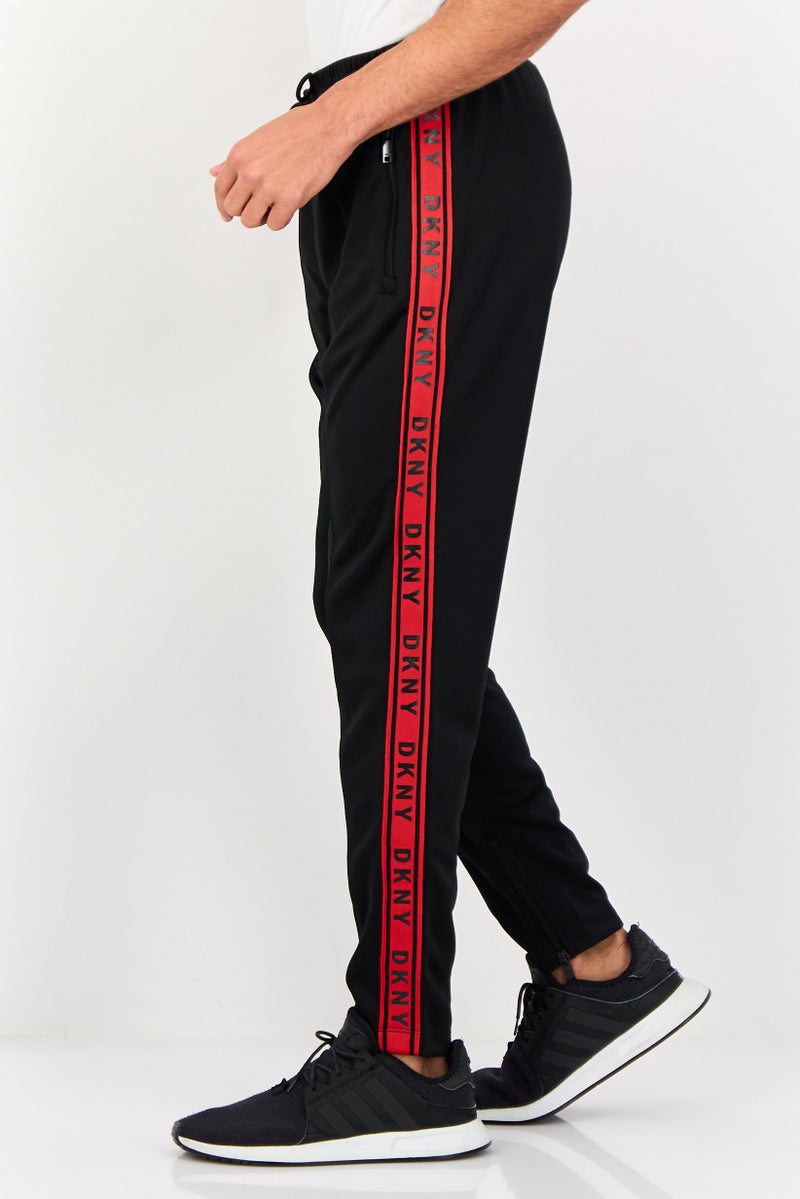 DKNY سروال رياضي عادي للرجال بشعار العلامة التجارية، أسود - Image 2