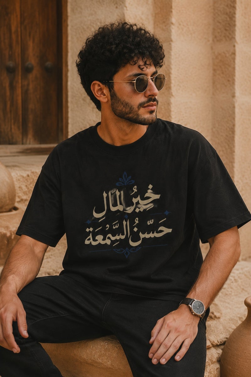 تي شيرت رجالي أسود بقصة واسعة وطبعة كتابة عربية أنيقة بتصميم عصري وأكمام قصيرة وياقة دائرية - Image 4