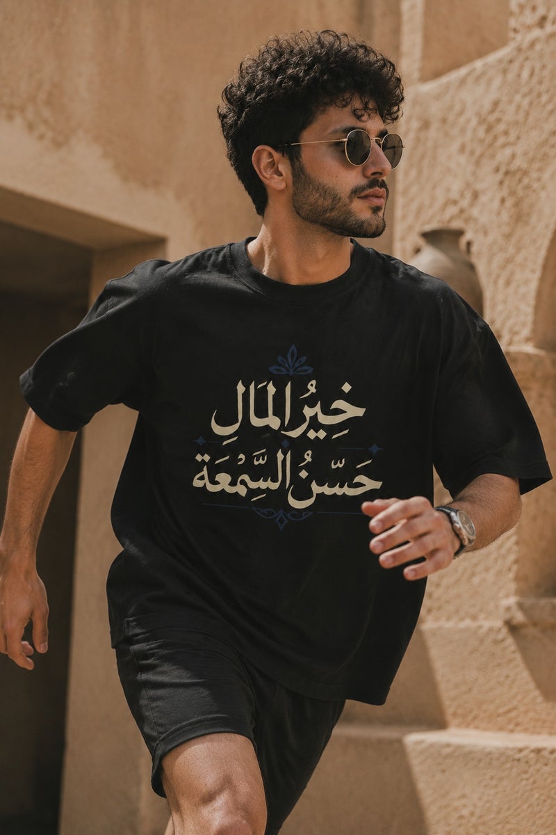تي شيرت رجالي أسود بقصة واسعة وطبعة كتابة عربية أنيقة بتصميم عصري وأكمام قصيرة وياقة دائرية - Image 3