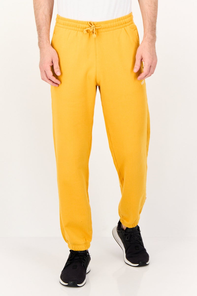 Levi's سروال رياضي للرجال بقصة عادية مع شعار مطرز بدون تمدد، أصفر - Image 1