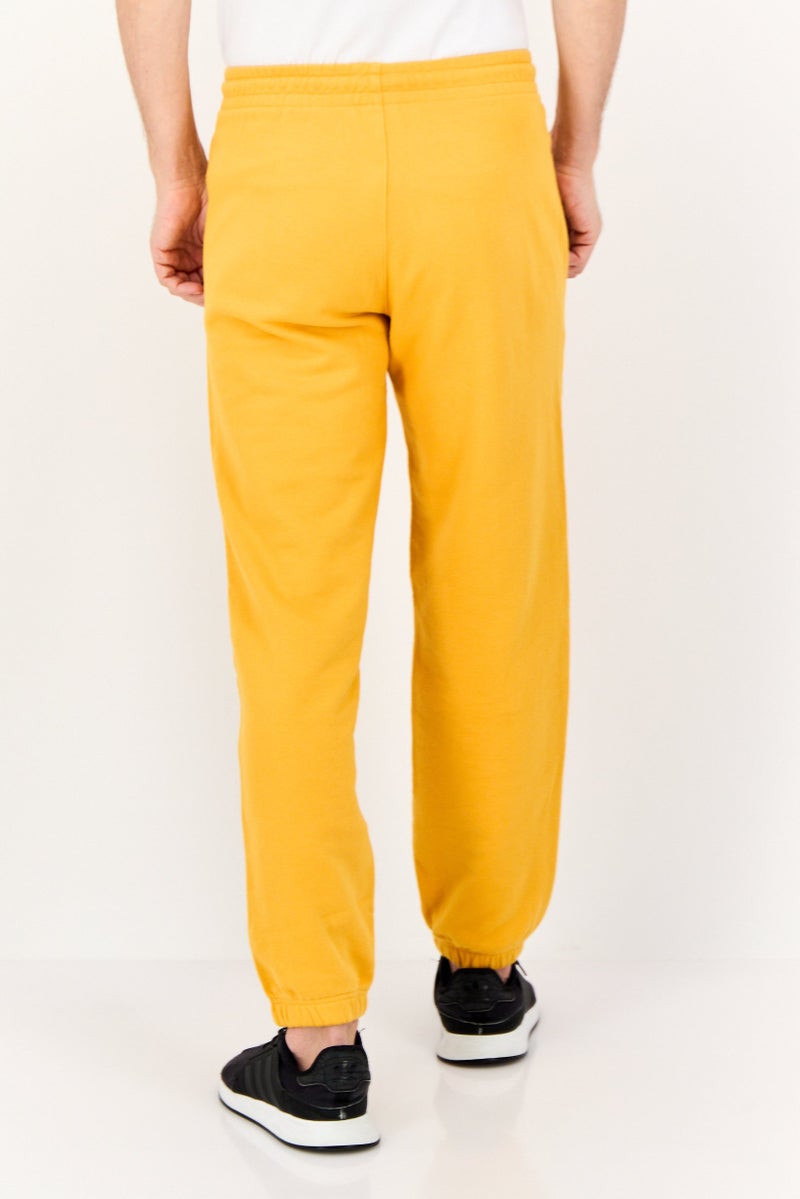 Levi's سروال رياضي للرجال بقصة عادية مع شعار مطرز بدون تمدد، أصفر - Image 3