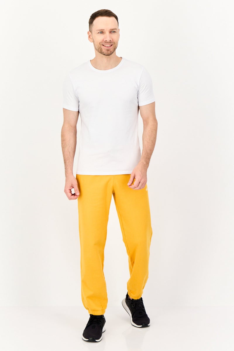 Levi's سروال رياضي للرجال بقصة عادية مع شعار مطرز بدون تمدد، أصفر - Image 4