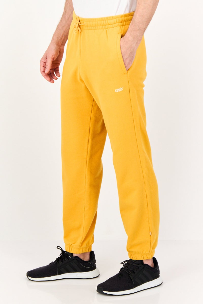 Levi's سروال رياضي للرجال بقصة عادية مع شعار مطرز بدون تمدد، أصفر - Image 2