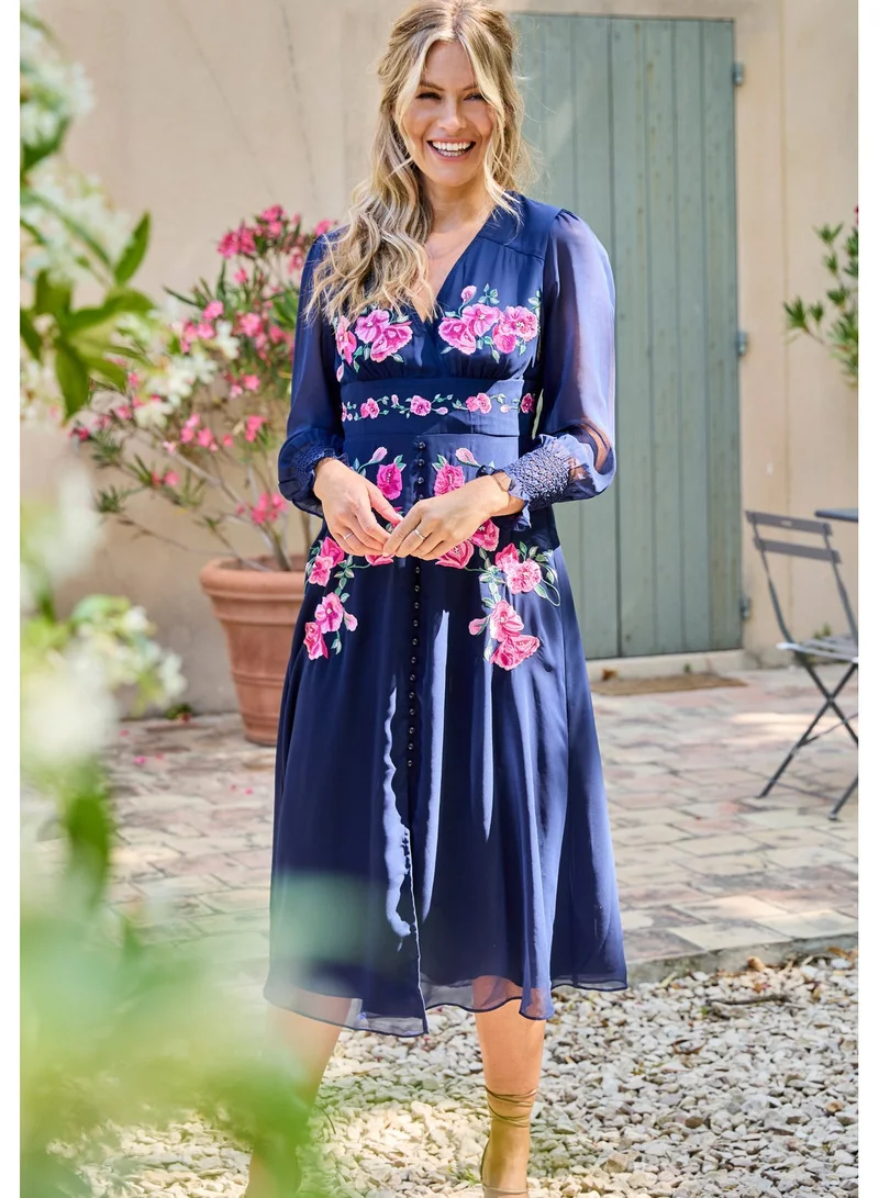 هوب اند ايفي فستان ميدي بأكمام طويلة مطرز بأزرار أمامية