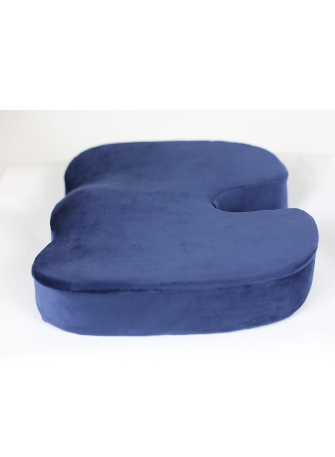 ماكس كمفورت مقعد طبي مريح عند الجلوس لفترات طويلة ، مقعد ناسور للحمايه من الآم الناسور و العصص وتوزيع كتله وزن الجسم بالتساوي على منطقة الفخذين، لون كحلي - Image 2