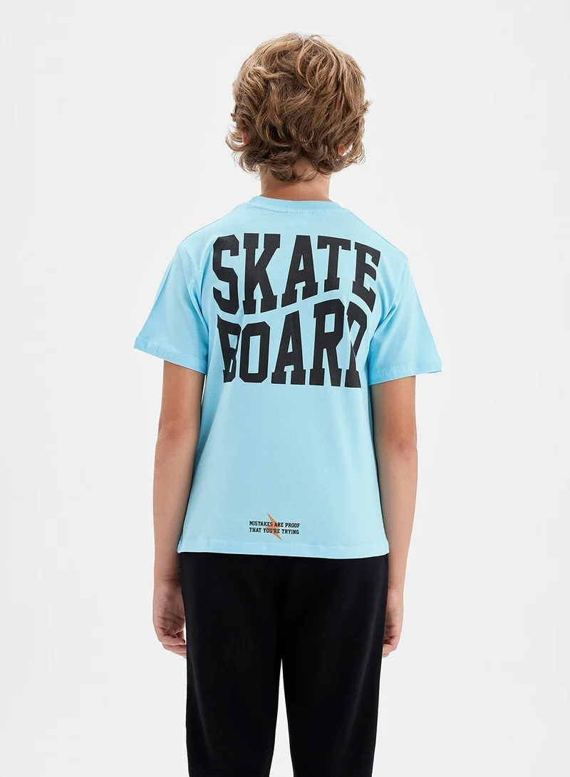 ديفاكتو تيشيرت بطباعة ورقبة دائرية وأكمام قصيرة