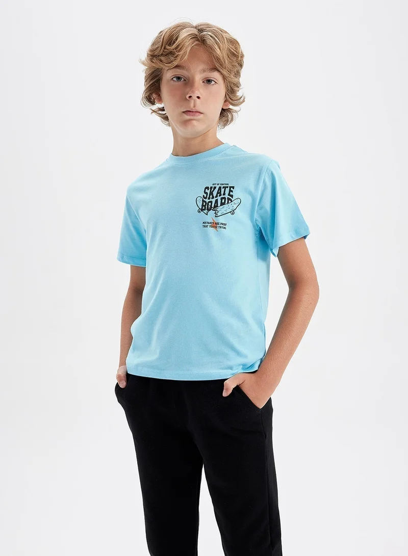 ديفاكتو تيشيرت بطباعة ورقبة دائرية وأكمام قصيرة