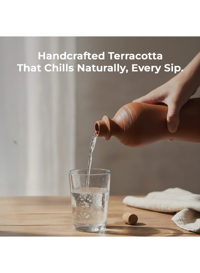 ارك زجاجة ماء من التيراكوتا من ARK | زجاجة طينية مبردة (مِتّي) | فخار مصنوع يدويًا مع سدادة فلّين | صديقة للبيئة | كاراف فخاري قابل لإعادة الاستخدام | أدوات شرب حرفية طبيعية | 1 لتر - Image 3