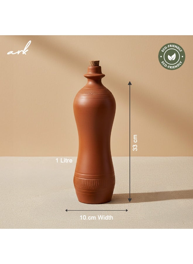 ارك زجاجة ماء من التيراكوتا من ARK | زجاجة طينية مبردة (مِتّي) | فخار مصنوع يدويًا مع سدادة فلّين | صديقة للبيئة | كاراف فخاري قابل لإعادة الاستخدام | أدوات شرب حرفية طبيعية | 1 لتر - Image 2