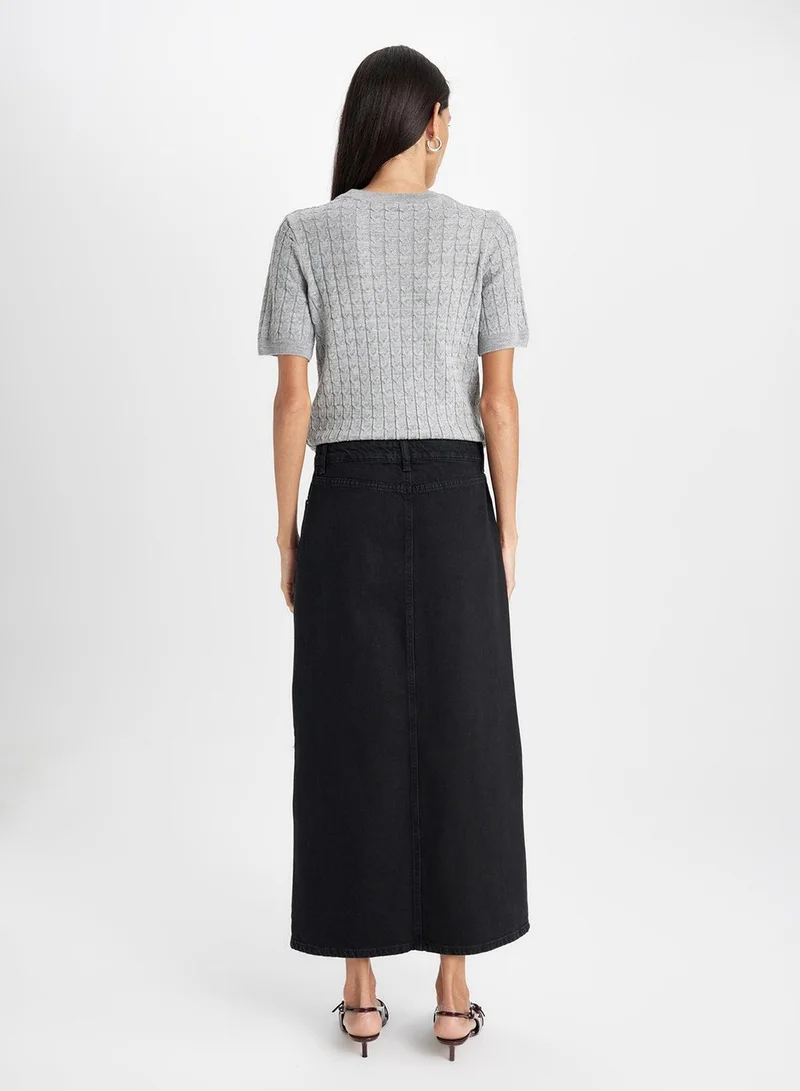 ديفاكتو تنورة جينز طويلة بفتحة وجيوب بتصميم عصري