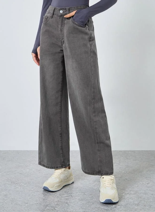 ستايلي جينز بأرجل واسعة وخصر عالي