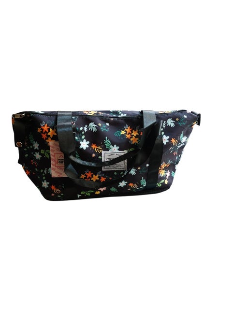 A practical and stylish bag, spacious and water-resistant, with multiple pockets to organize all your daily needs easily and elegantly.