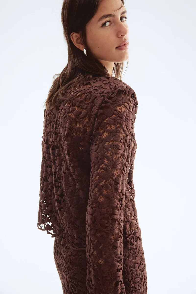 اتش اند ام بلوزة دانتيل مزودة ببطانة كتف