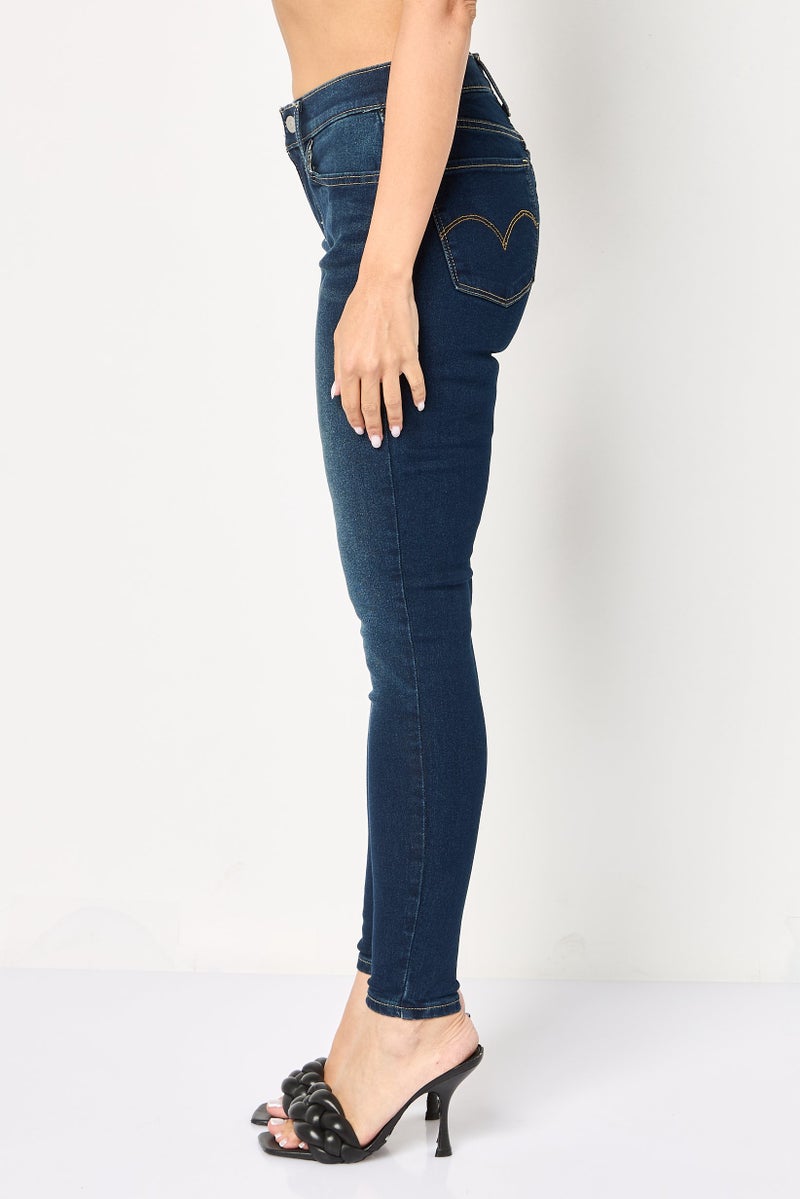 Levi's جينز ضيق للنساء، مغسول وقابل للتمدد، أزرق داكن - Image 3