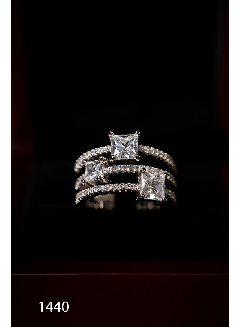 ثري دايموندز خاتم سيلفر حريمي مطلي بلاتين وروديوم بفصوص زركون لامعة وأنيقة - Image 1