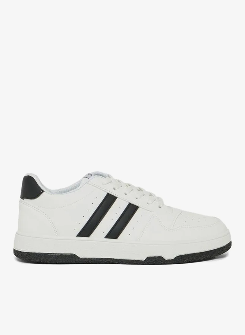 ستايلي اكتيف سنيكرز برباط بشعار خطين