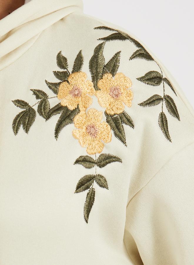 ستايلي سويت شيرت بتفاصيل مُطرّزة وياقة هودي - Image 4