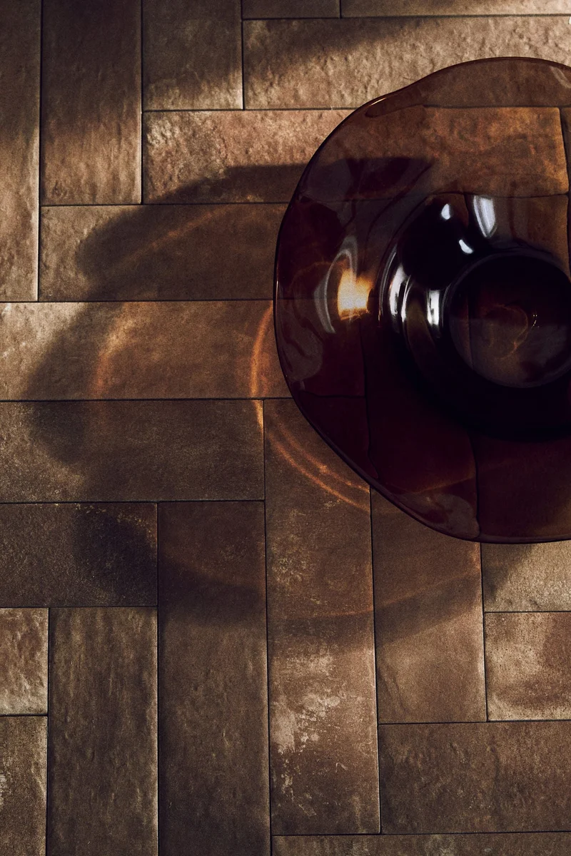 اتش اند ام سلطانية زجاجية بتصميم منخفض