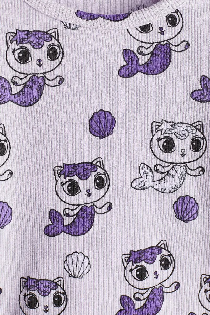 اتش اند ام بلوزة بأكمام طويلة مزينة بطبعات