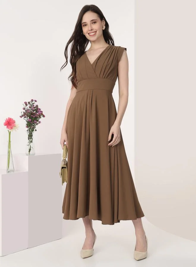 ميش فستان ميدي بني بكسرات بلا أكمام وقصة ملفوفة