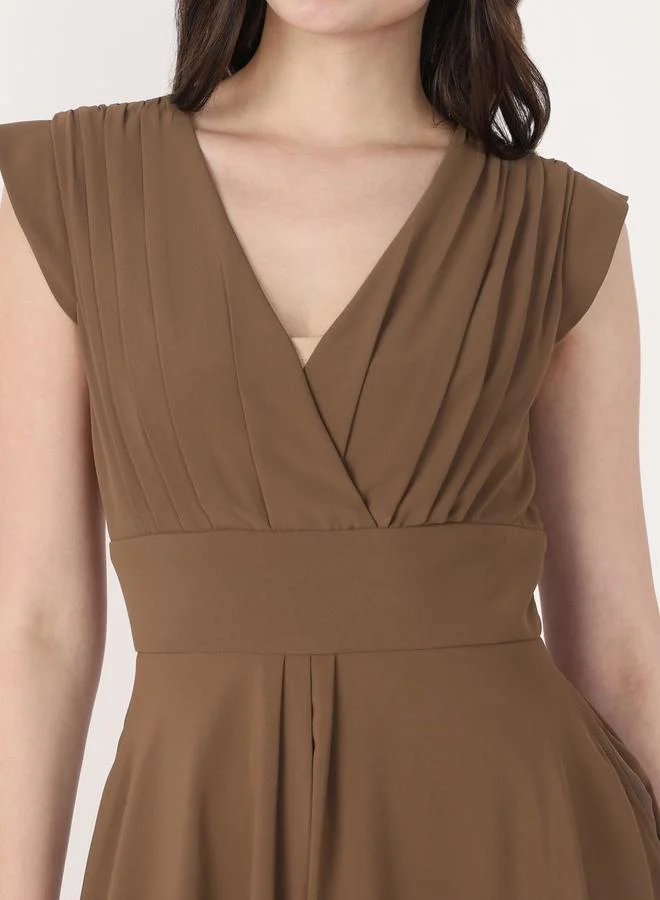 ميش فستان ميدي بني بكسرات بلا أكمام وقصة ملفوفة