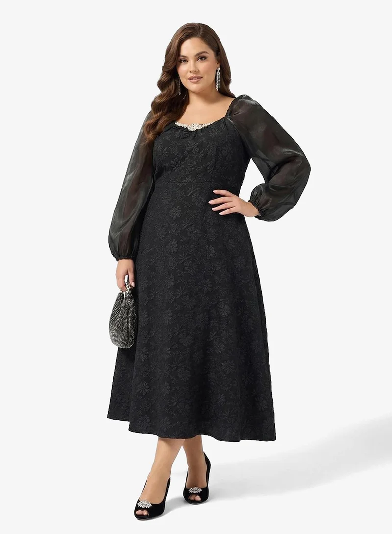 ايلا بلس فستان دانتيل بتصميم -