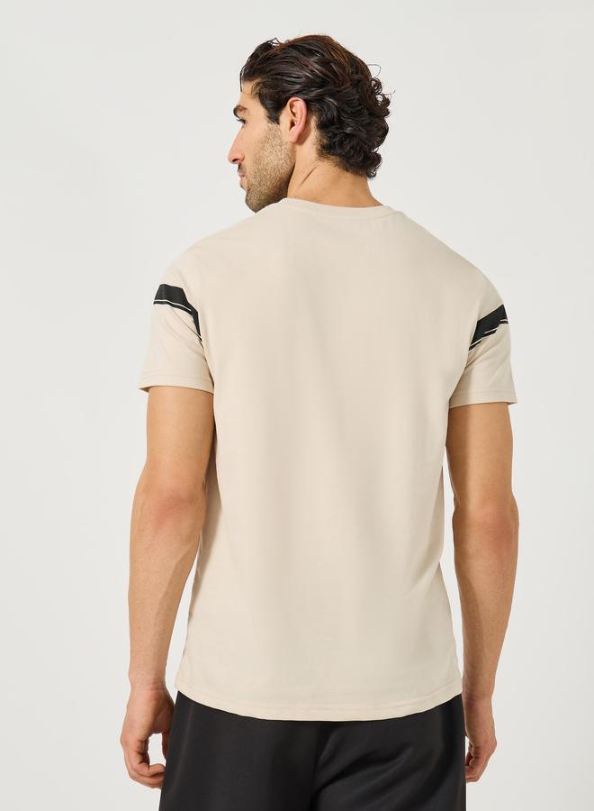 ستايلي تيشيرت بقصة عادية بطبعة شعار ولوحة متباينة وتفاصيل شارة - Image 4