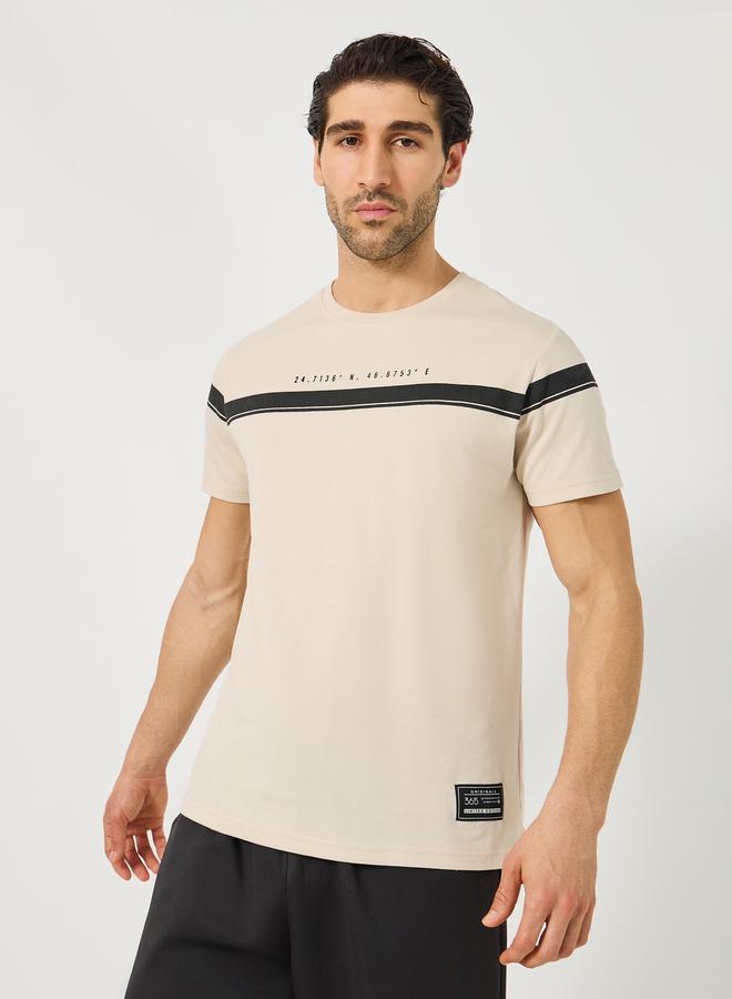 ستايلي تيشيرت بقصة عادية بطبعة شعار ولوحة متباينة وتفاصيل شارة - Image 1