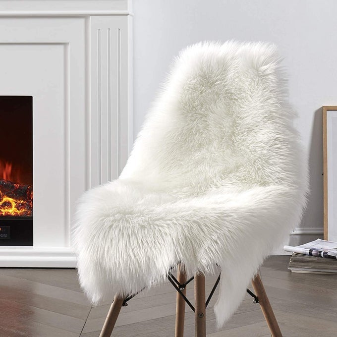 FLUFFY SHAGGY SOFT FAUX SHEEPSKIN FUR AREA RUGS FLOOR MAT CHAIR SOFA COVER BESIDE CARPET FOR BEDROOM LIVING ROOM, 2FT X 3FT, WHITE
