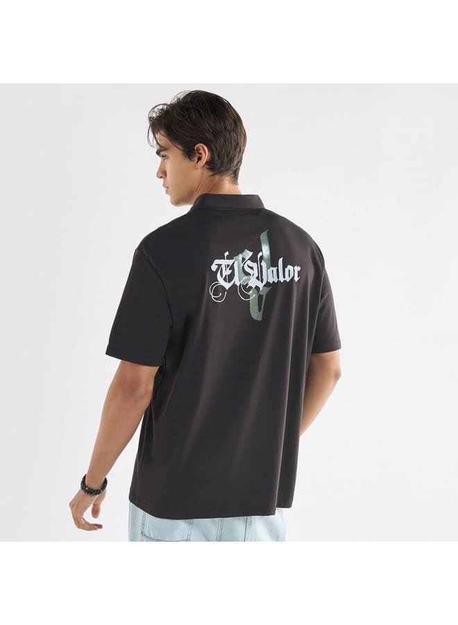 سبلاش فيڤ تيشيرت بولو بأكمام قصيرة وسحّاب إغلاق وطبعات تايبوجرافيك - Image 3