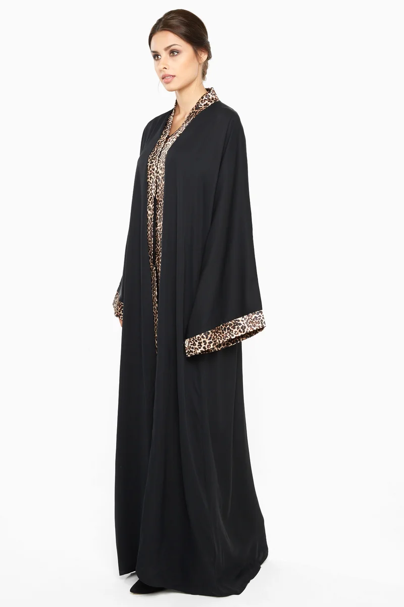 النخبة عباية كاجوال بتفاصيل جلد النمر على الأكمام والإغلاق