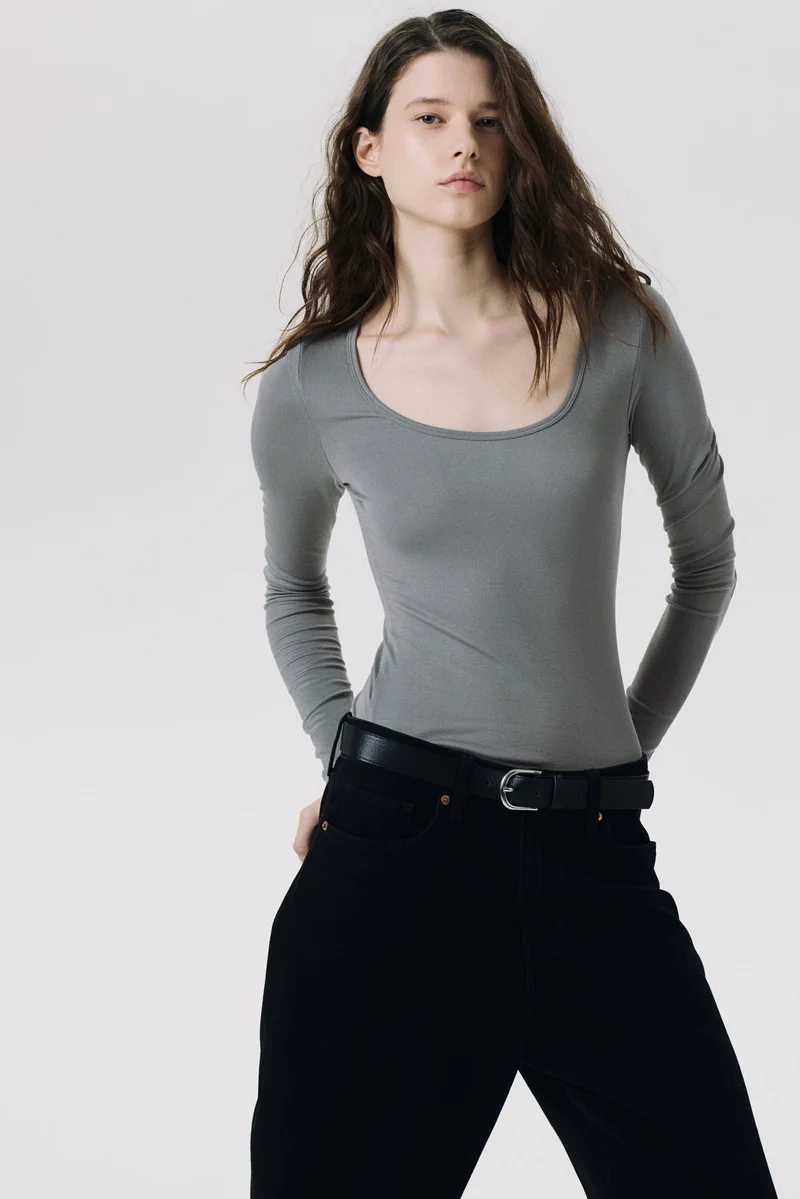 اتش اند ام بلوزة من نسيج مرن