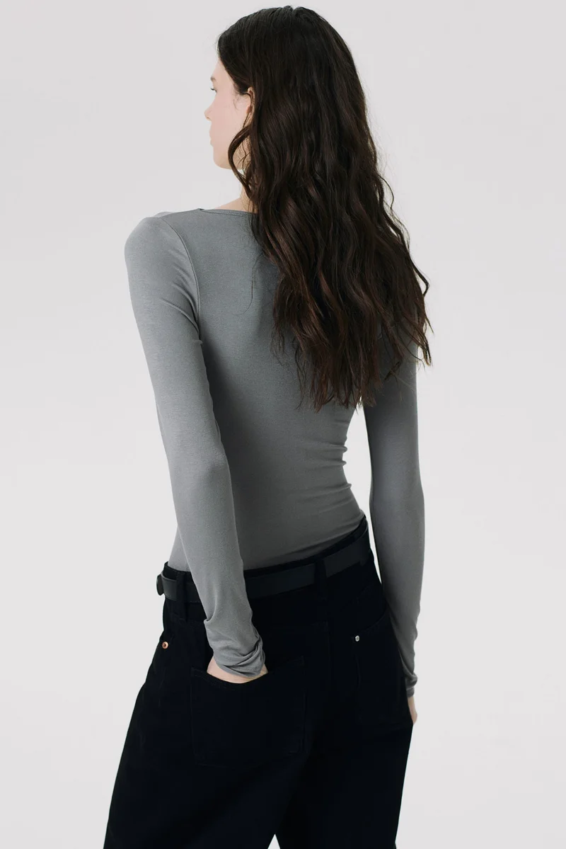 اتش اند ام بلوزة من نسيج مرن