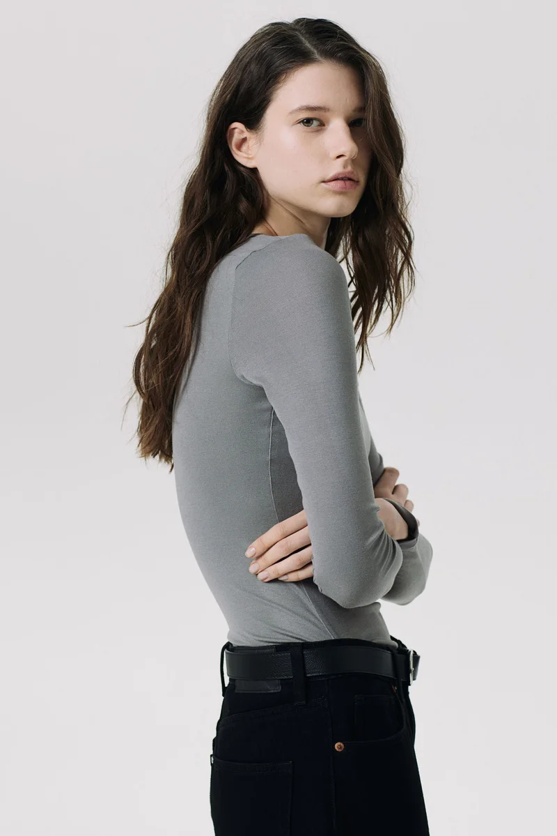 اتش اند ام بلوزة من نسيج مرن