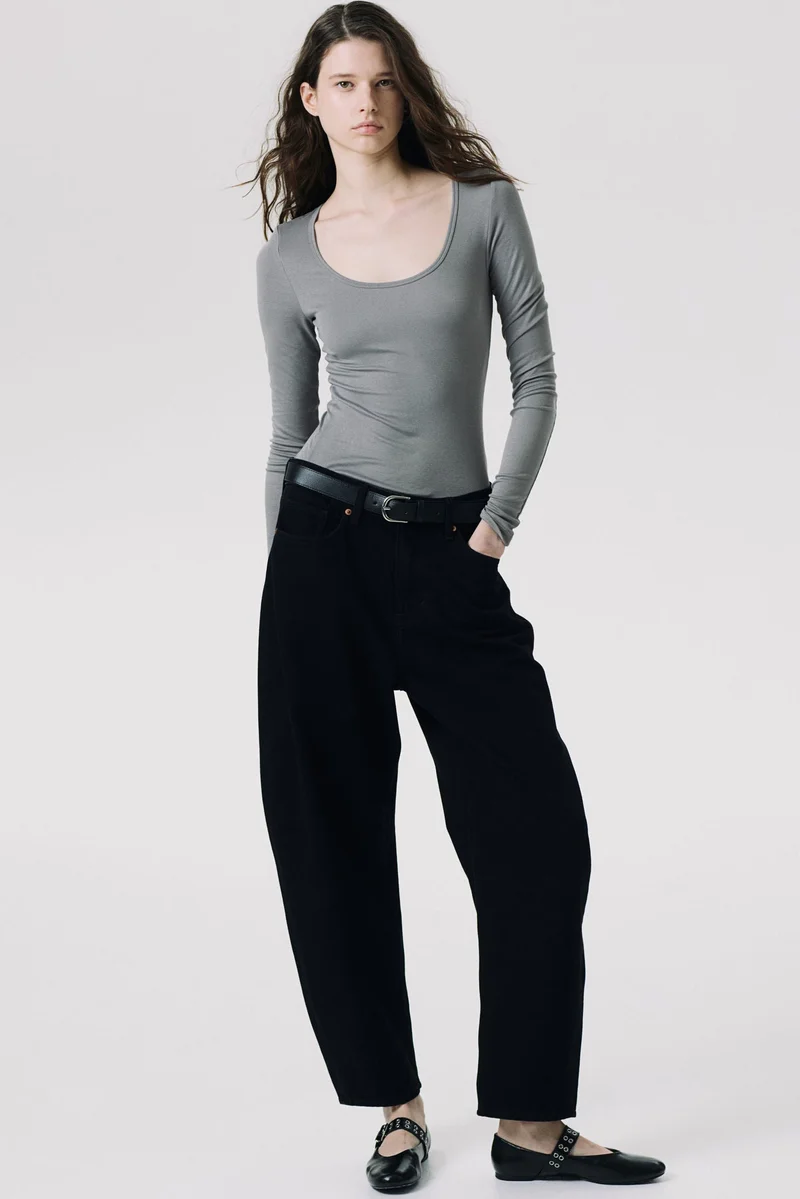 اتش اند ام بلوزة من نسيج مرن