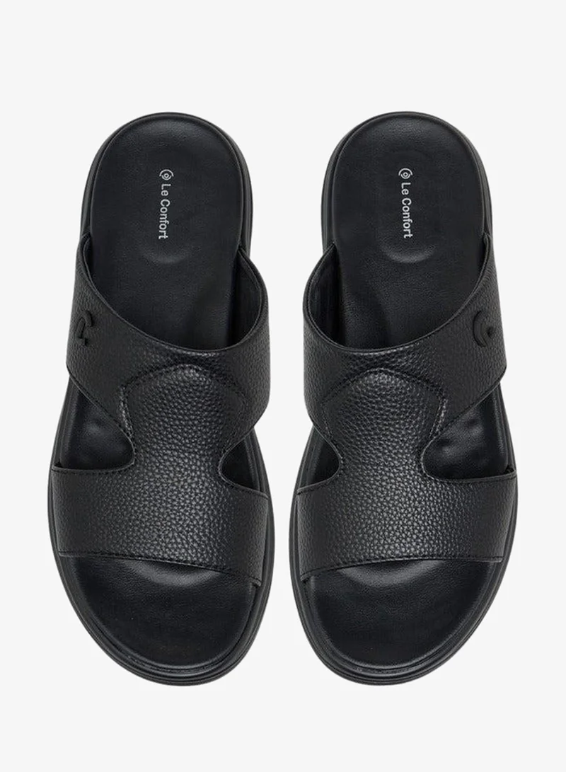 لو كونفورت صنادل رجالية مريحة بتفاصيل مقصوصة وسهلة الارتداء