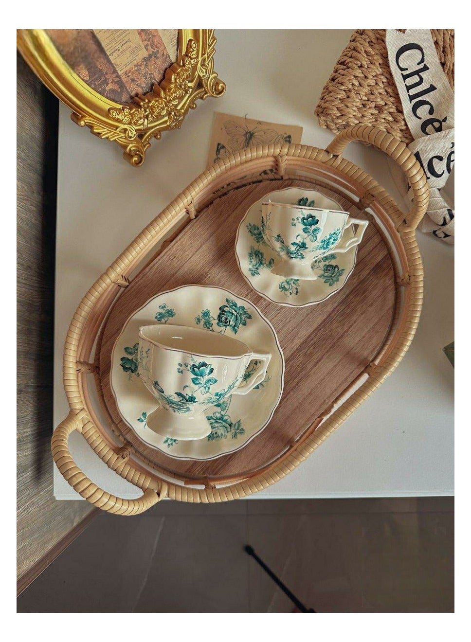 كوب قهوة مع صحن مزخرف بزهور أنيقة مصنوع من السيرام...