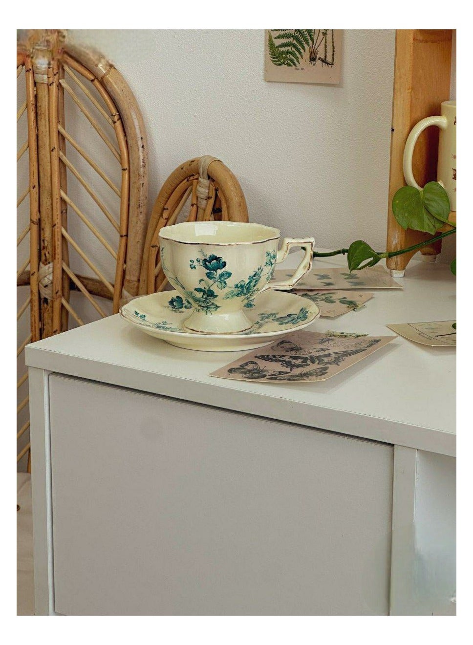 كوب قهوة مع صحن مزخرف بزهور أنيقة مصنوع من السيرام...